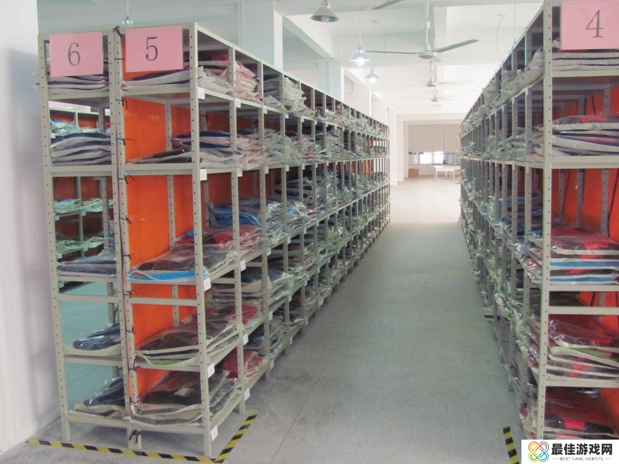 工厂货架上的冲锋衣